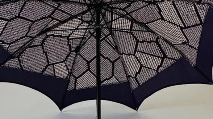 「紫色の絞りの日傘にメタルエンボッシングの持ち手」