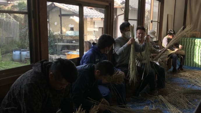注連縄藁そぐり作業