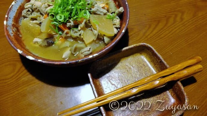 今夜は「もつ煮」ですわ...