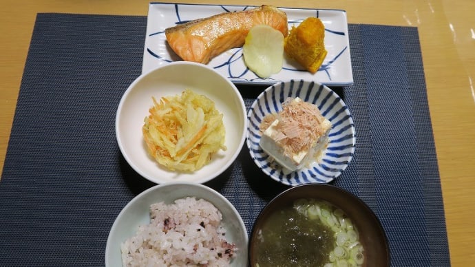 焼く、煮る、揚げる、炊屋食堂の田舎定食・・・庶民の味。