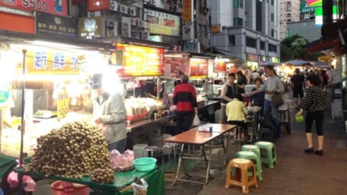 夜の街を彷徨う