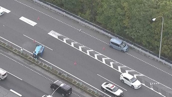 滋賀の名神高速で小型乗用車と軽乗用車の事故 軽が横転
