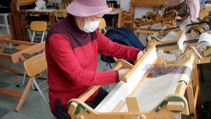 栃木県のご夫婦が旅の途中で手織り体験です。　　　　竹島クラフトセンター
