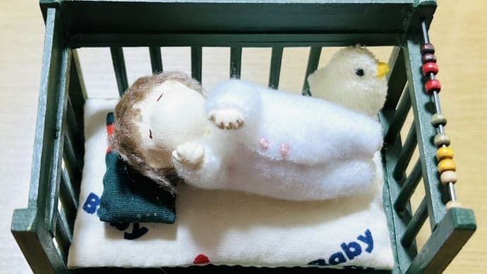 紙粘土作品とミニチュア木工→「あかちゃん👶💕」と手作りベッド🛏️