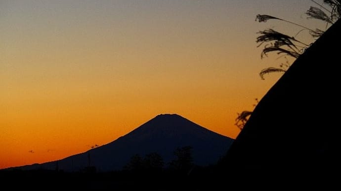 冬茜に浮かぶ富士と昨夜の満月