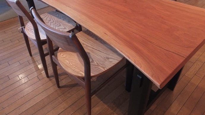 ２７４、あこがれる～と言われる一枚板テーブルを選ぶには？　一枚板と木の家具の専門店エムズファニチャーです。