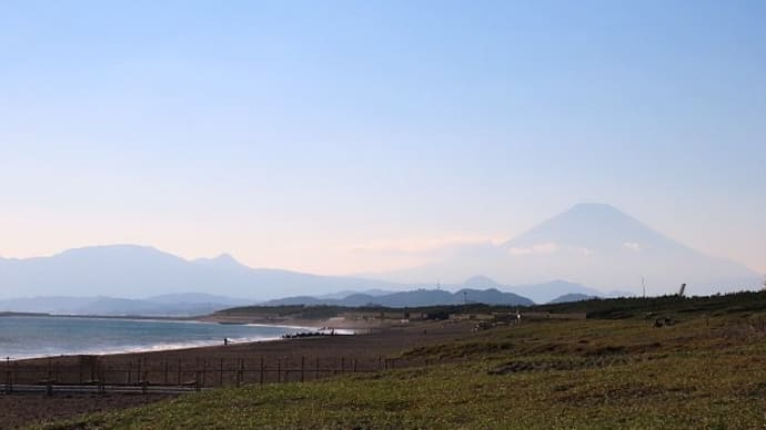 秋風に吹かれて湘南の海辺を歩く