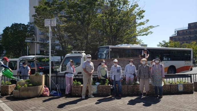 「栂・美木多駅前 花の見守り隊」~花の植え替え作業