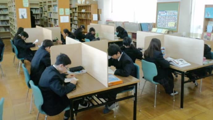 立川六中図書室、テーブルに仕切り板を設置、一気に読書・自習に集中環境へ