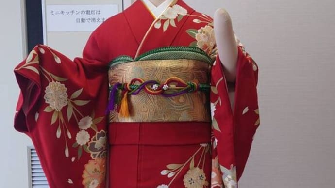 木曜日のきもの教室は、スタッフさん達は2人着付けと一人着付の練習、私はアシスタントさん達のモデルに(*^-^*)