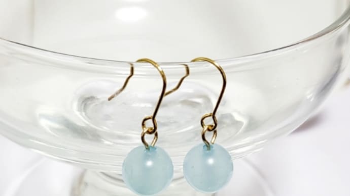 商品紹介✩.*˚カルセドニーひと粒ピアス
