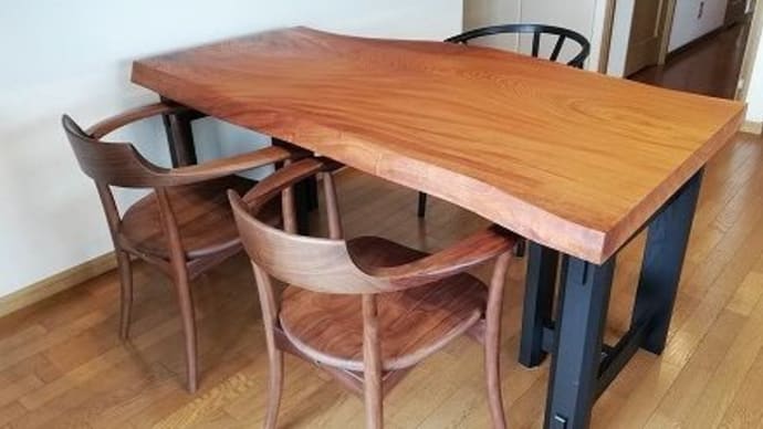 ４２５、コンパクトなサイズの一枚板。ケヤキの一枚板テーブルをお客様のお宅へ。　一枚板と木の家具の専門店エムズファニチャーです。