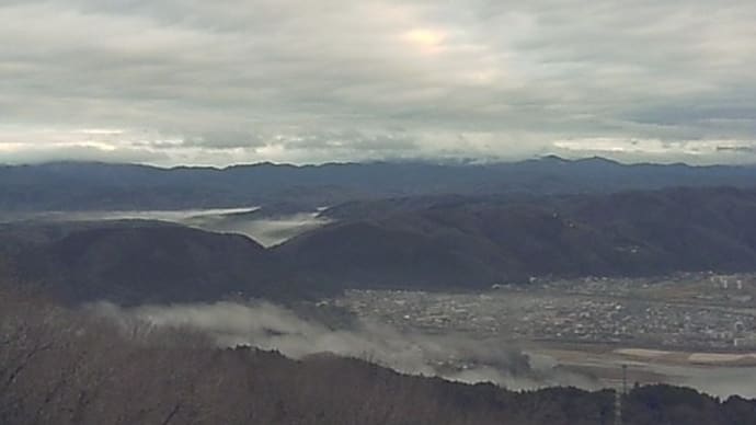 北の山間にわずかの霧