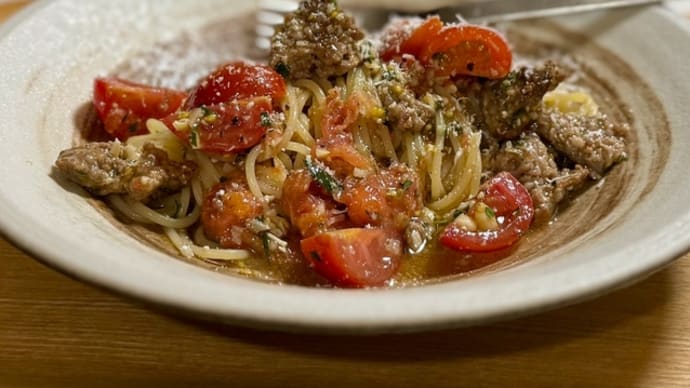 サルシッチャとトマトの冷製パスタ