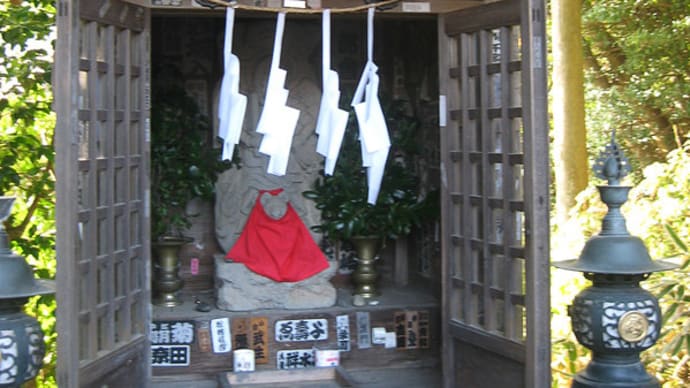 東京都八王子市高尾町・飛飯縄堂の烏天狗像