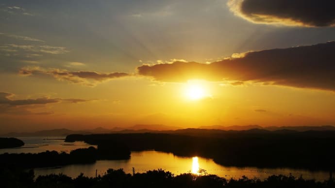 光芒を放つ夕陽