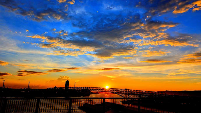 なみはや大橋の天辺から夕日を撮影♫