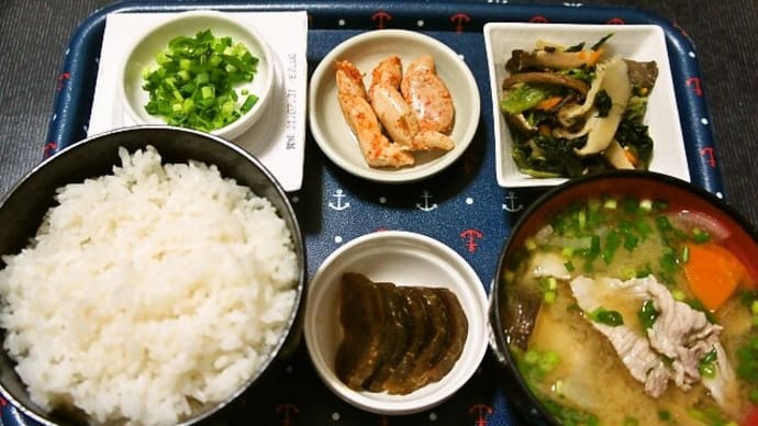 家で朝ご飯(石垣島産ひとめぼれに豚汁、ほうれん草とキノコのおひたし、焼きめんたいこ、納豆、奈良漬)(2021年7月29日)