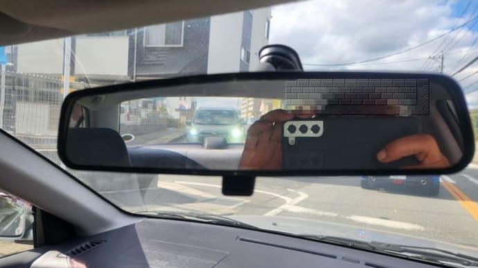ヘッドライトがハイビームで眩しい車がある