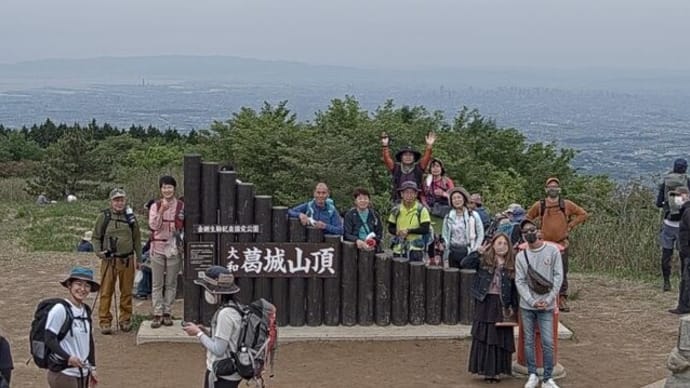 ツツジの葛城山は大混雑