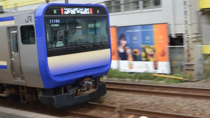 E235系1000番台と広告看板コラボ 【鶴見駅:横須賀線】 2021.8.26