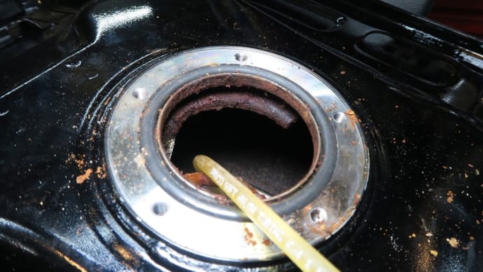 バンディット1250S 張り付いたクラッチの修理 その4 ガソリンが腐って錆びたタンクの再生 小ネジで擦り洗い サンポールで一次錆び取り マジックリンで油分洗浄 中性洗剤で水洗 花咲かGで仕上げ