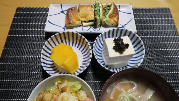 おかず味噌汁とチャーハンと油揚げの納豆包み焼き、炊屋食堂の田舎定食・・・田舎の味。