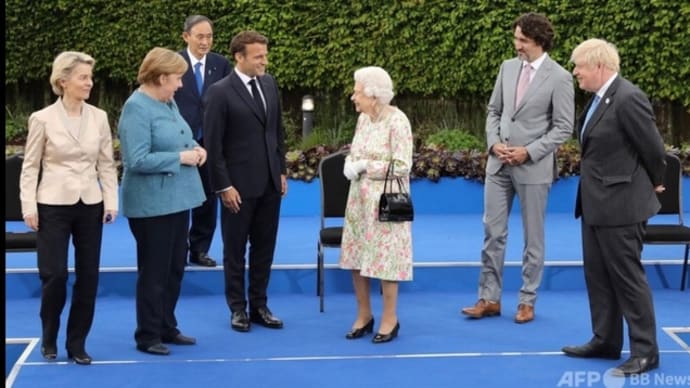 流石にそこはマズイんじゃなかろうか  女王陛下G7懇談の立ち位置
