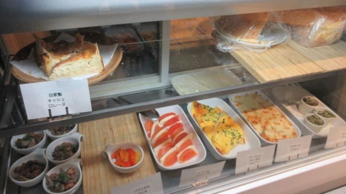 3回目「コーヒー・ワインショップ シンクロ」で、プレートランチ MALU 1,000円。この日のメインは、ぎゅうにの赤ワイン煮込み。選べるデリ3品、メイン、ミニデザート、ドリンク付き