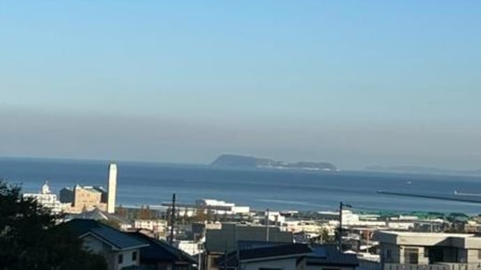 朝日に照らされた家々