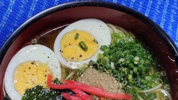 【12/20晩御飯】マルタイ/卵ワカメ蒲鉾焼ついでに胡麻入りラーメンで済ませたんだね:D