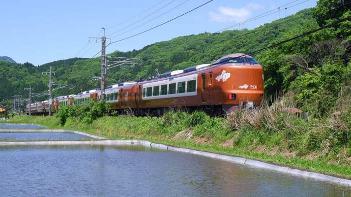 奥大山道の駅付近の水田を通過するやくもブロンズ（特急やくも）