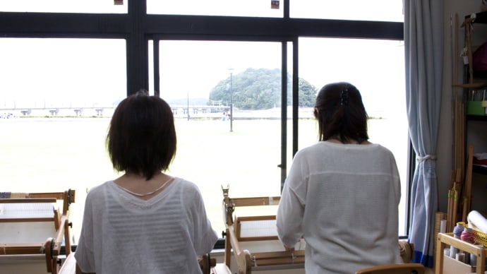滋賀県から美人姉妹が手織り体験