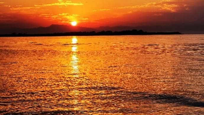 「真玉海岸の輝く夕陽」