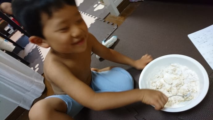 料理男子、裸でピザ作り
