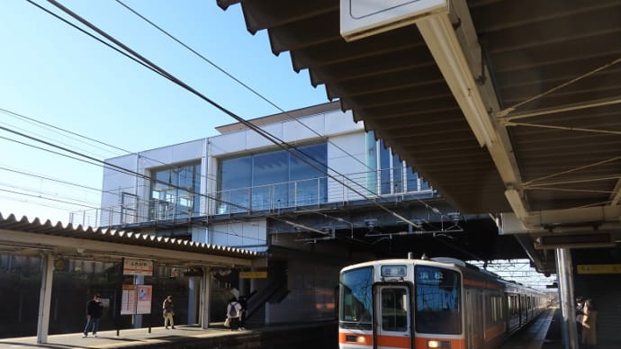 ３１１系普通列車と新居町駅古レール支柱（２０２２年１月）