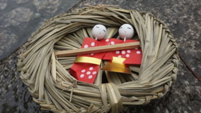 3月3日「下鴨神社」の「流しひな」へ。平安装束の人が行う流し雛。