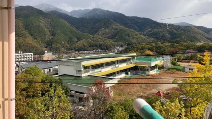 今年初めて雪が降ったよ あまり紅葉してないけど 2023年11月18日