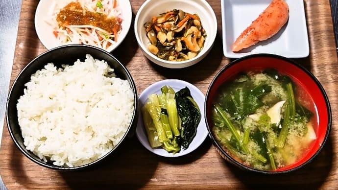 家で朝ごはん(仁井田米ひのひかり、辛子明太子、切り昆布煮、和風サラダ、ほうれん草とエリンギのみそ汁、野沢菜漬け)(2025年6月5日)