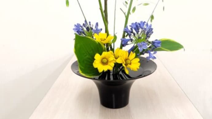 アガパンサスの花を高く・また低く使う作品・・面白い