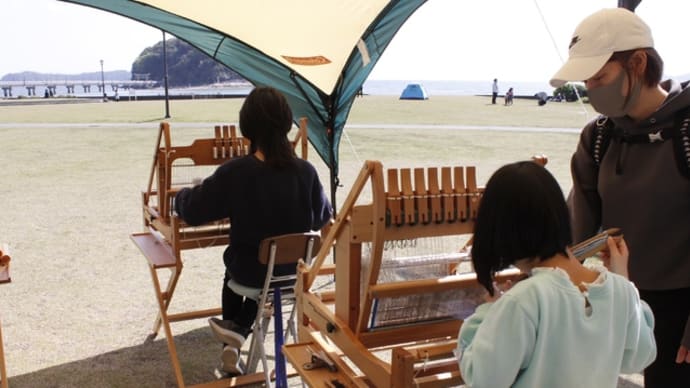 ご一家で楽しい手織り体験が始まりました