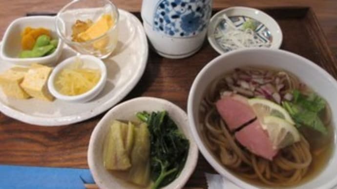 4回目「蕎麦みろく」で限定10食 昼のおきまり1,400円は、つまみ6品+天ぷら+そば+おまけそば!