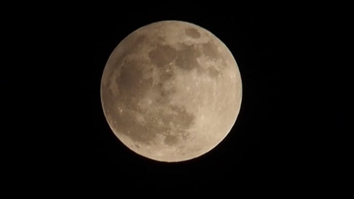 今夜は満月、しかも半影月食