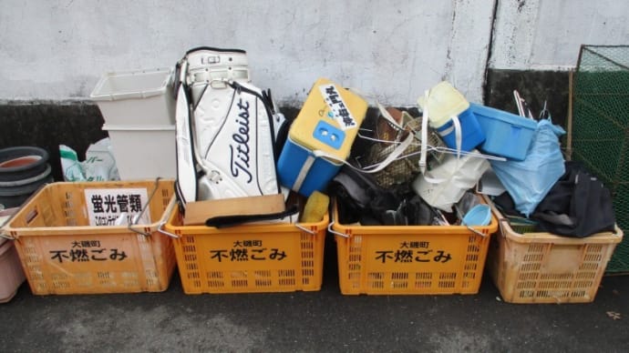 不燃ゴミの収集車-----ご苦労様です------私の趣味だった釣道具や クーラーボックスを沢山捨てさせてもらいました