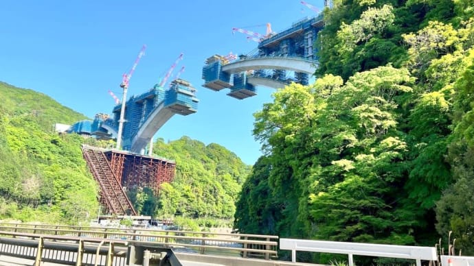 新東名高速道路の工事を眺める