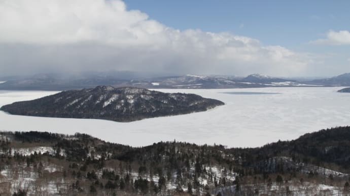 冬の屈斜路湖（美幌峠からの眺望と湖畔（砂湯付近）の風景）