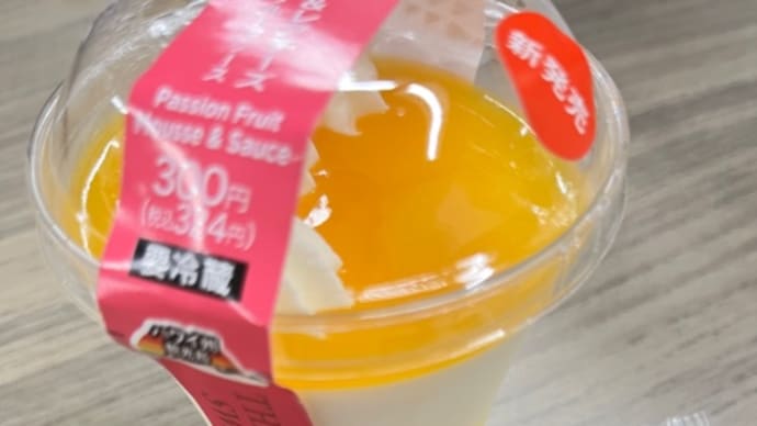 セブンイレブンスイーツ 「リリコイ&レアチーズ パッションフルーツソース」と「ココナッツバーMochi」