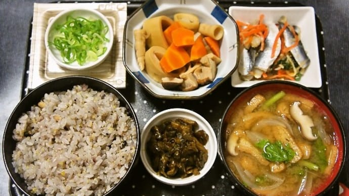 家で朝ご飯(十六穀ご飯にママカリ、タケノコとニンジンと椎茸の煮物、納豆、玉ねぎと椎茸のみそ汁、葉唐きゅうり)(2021年11月1日)
