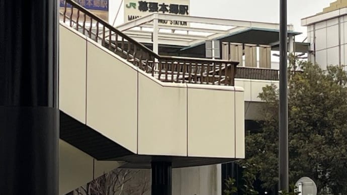 今日は早朝から駅にいます