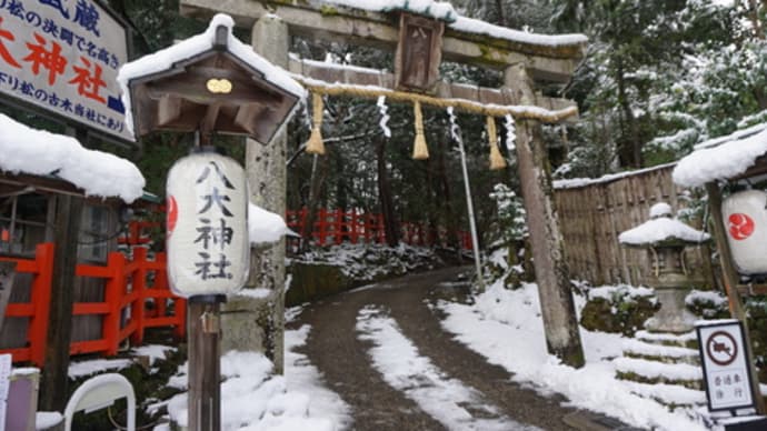 京都の雪景色、一乗寺の氏神さま「八大神社」。雪帽子をかぶる宮本武蔵の銅像。